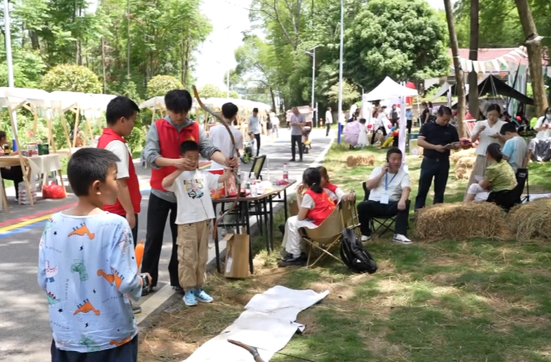 “五一”假期首日港中坪村迎客流高峰