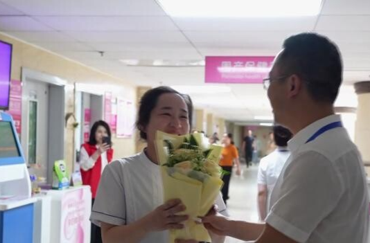 鼎城区妇幼保健院：情暖护士节   鲜花送关怀