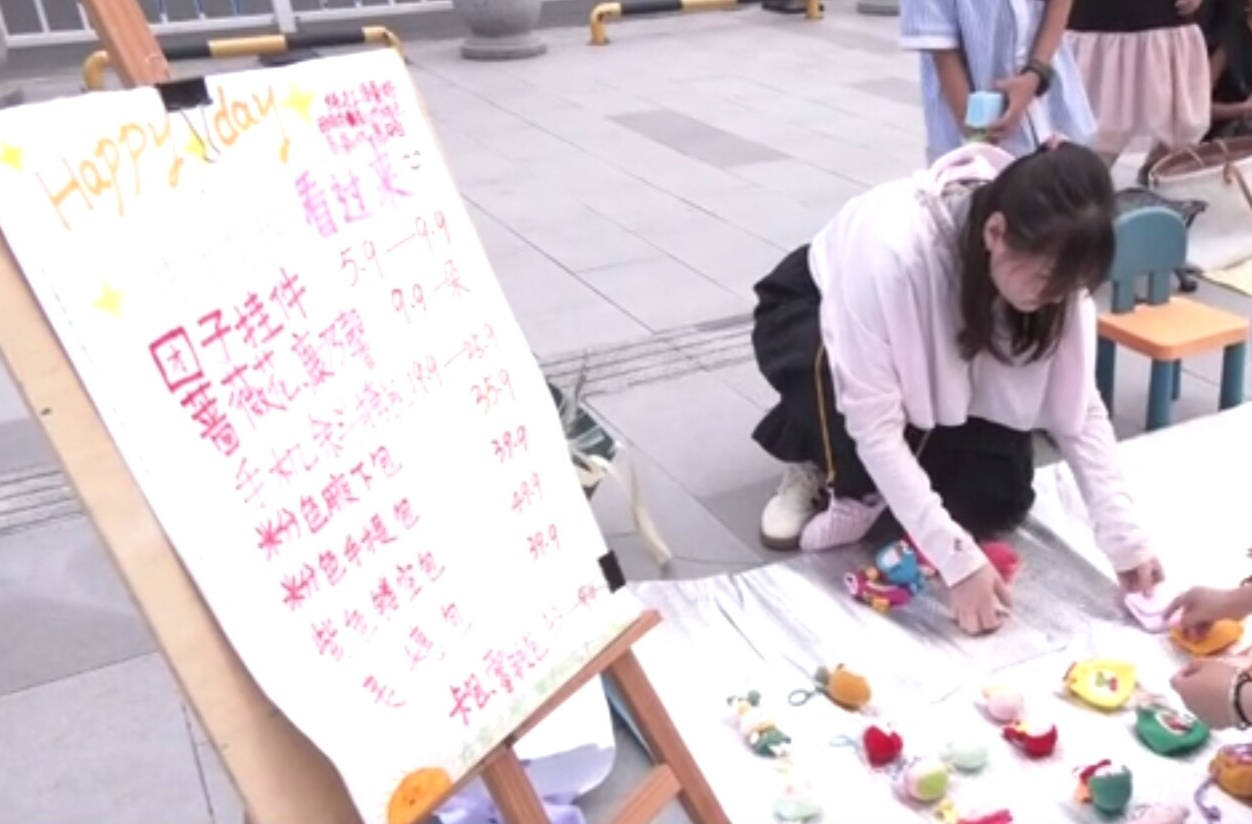 鼎城： "童梦传递·法治跳蚤城"公益集市暖心开启