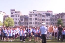严家岗小学：开展“警校同行·平安相伴”交通安全周主题活动