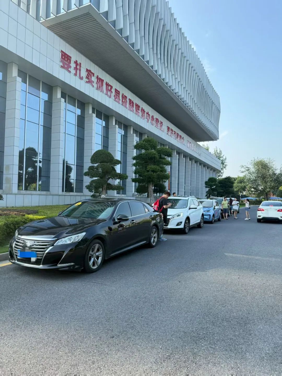 🥳泼水、摸鱼、吃瓜赛！鼎广电台亲子溯溪太会玩→