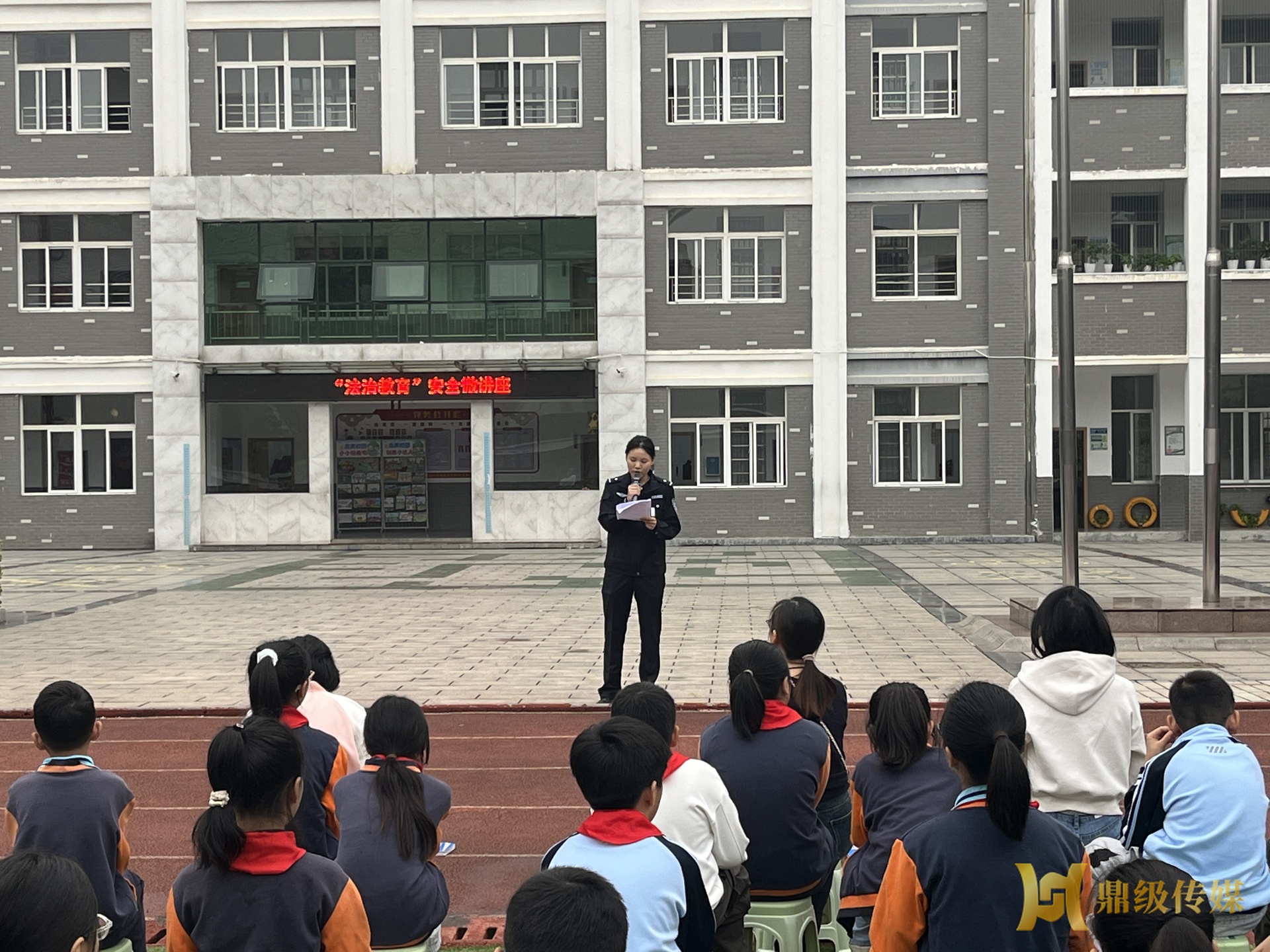 武陵小学：“法”润少年   “警”护成长