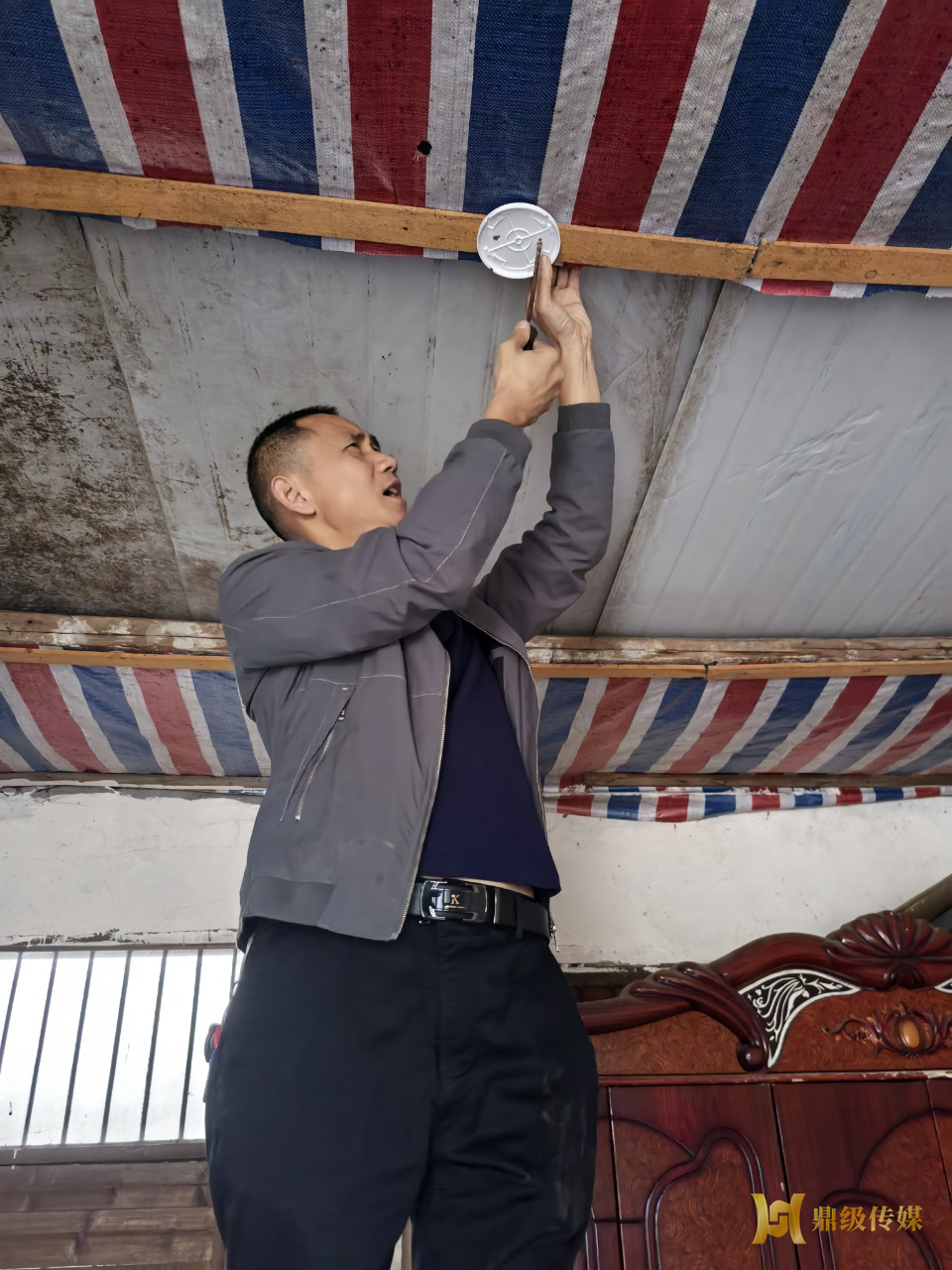 鼎城区多部门联合为辖区特困人员家庭 安装独立式感烟火灾探测报警器