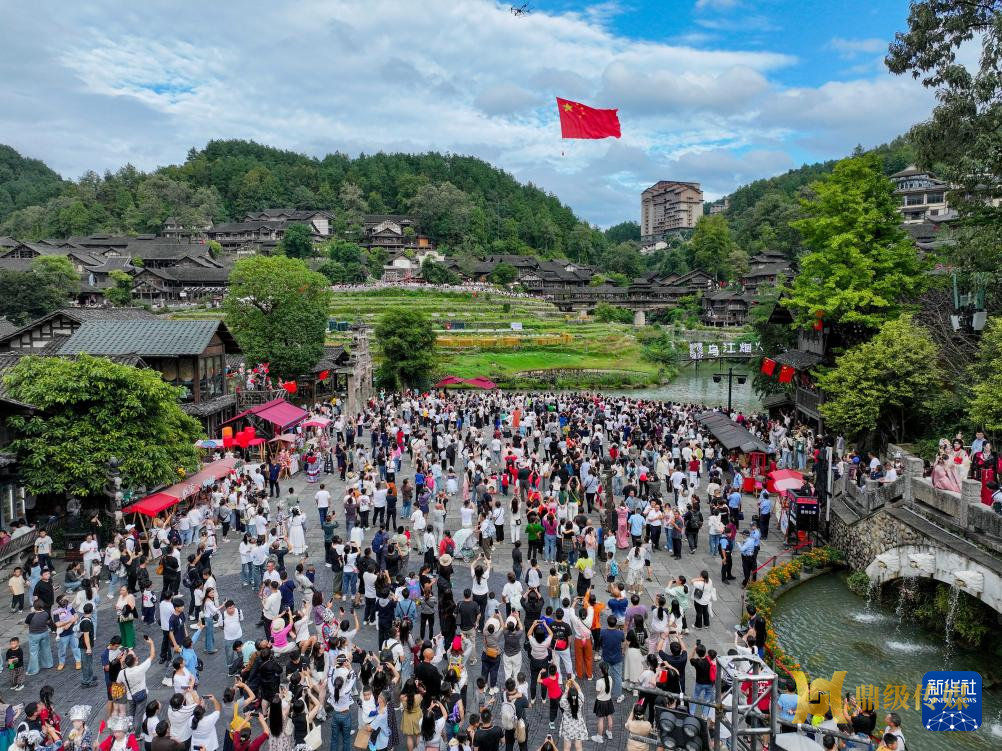 好评中国丨文旅热映经济韧性，从49.98亿人次看中国活力