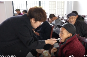 爱心企业情暖重阳 手工酸奶酪传递敬老情