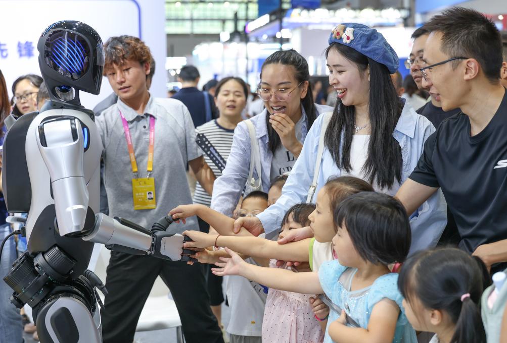 好评中国丨“智能经济”势如破竹 为经济注入“智慧芯”