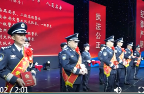 鼎城举行“警徽熠熠 照我前行”荣誉颁授仪式