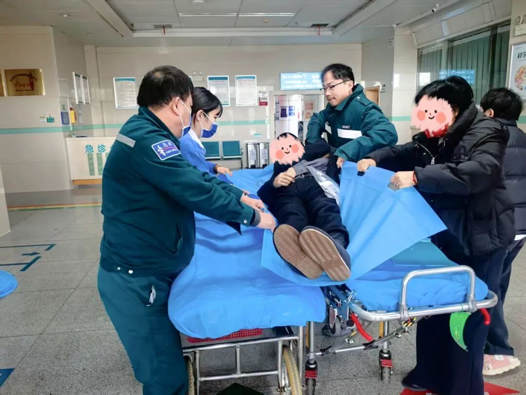 春节我在岗 | 坚守“医”线，守护万家团圆