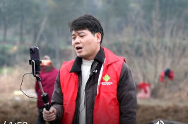 新春走基层 | 蔡家岗镇中湖村：助农直播间搬到田间地头  荸荠日销千斤