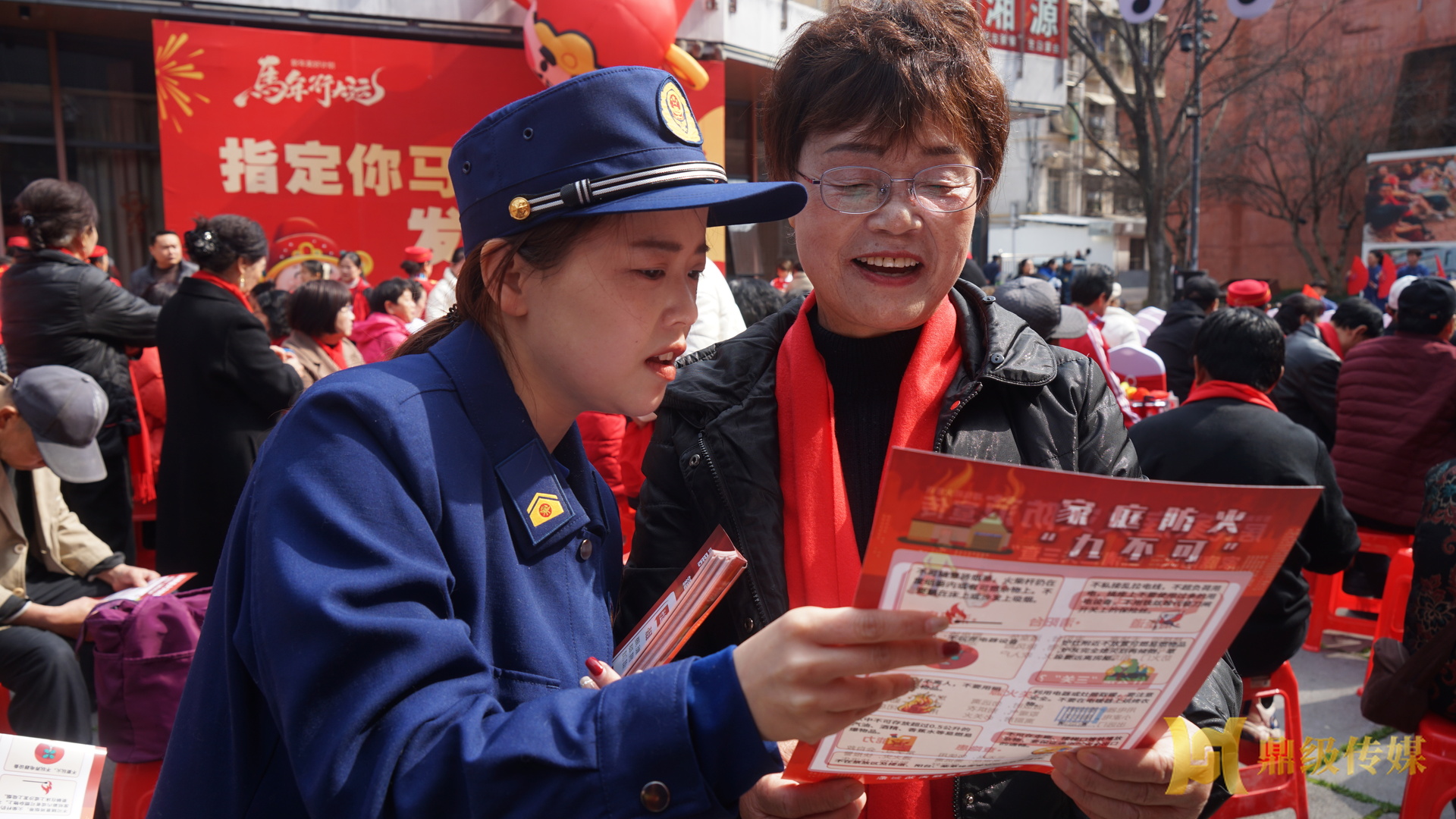 既剪头发又话安全 这群“蓝朋友”把温暖送进百姓心坎里