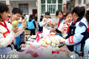 花船庙小学：开展学雷锋爱心义卖活动