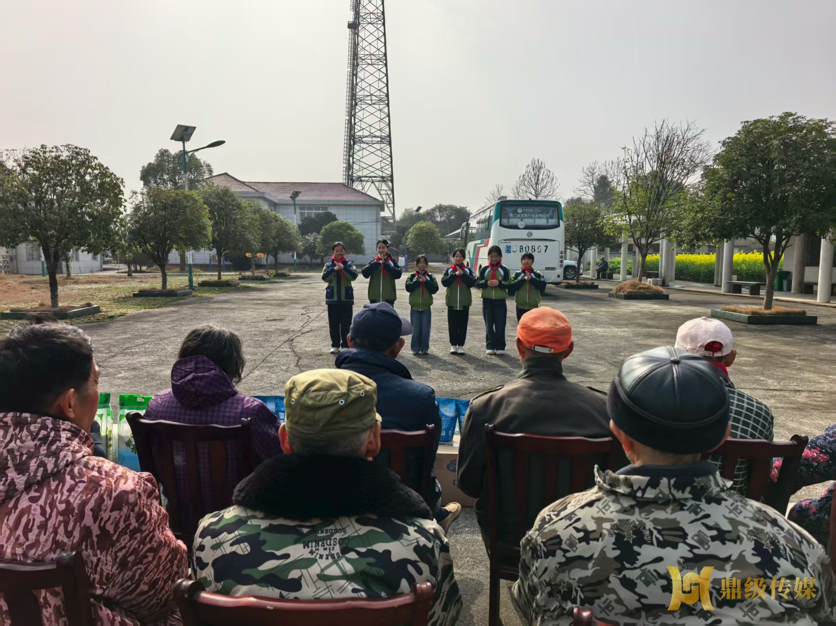 鼎城区江南小学：情暖夕阳践初心 雷锋精神伴成长