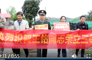 鼎城区人武部为立功受奖现役军人家庭送喜报