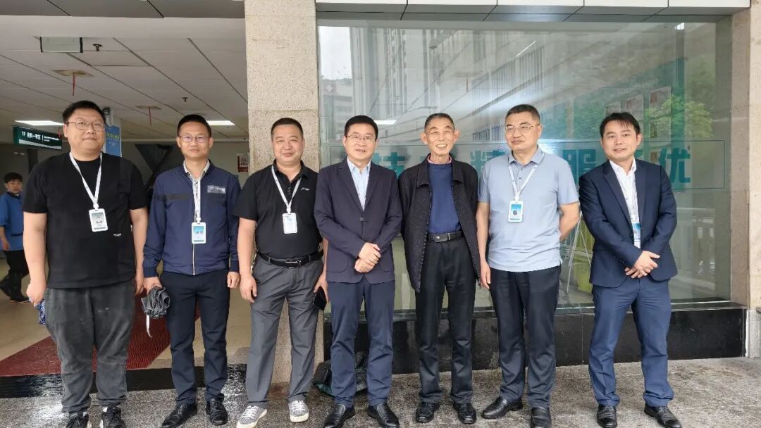 常德市第四人民医院院领导“五一”前夕走访慰问医院劳模