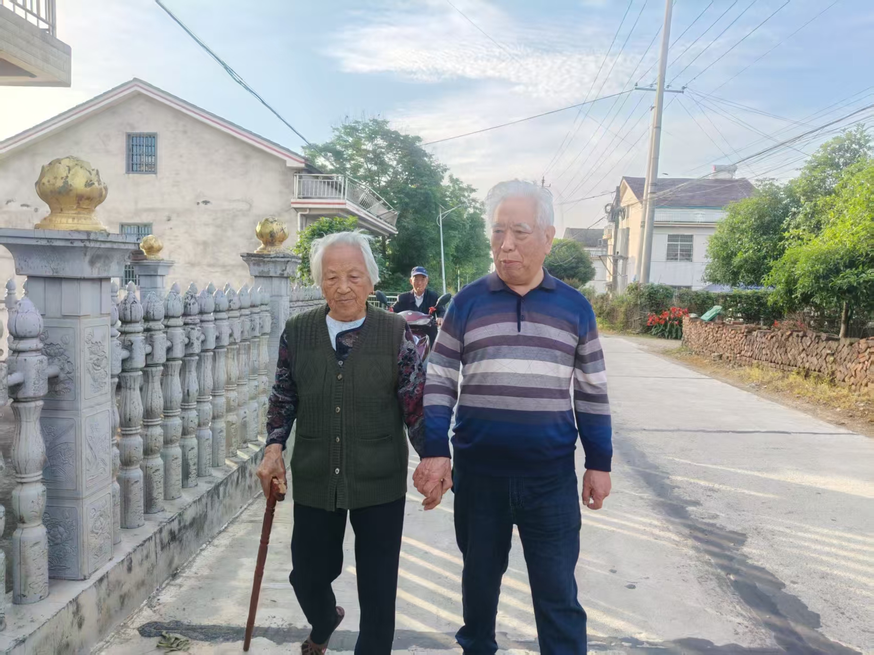 百岁母亲携儿赴检——韩公渡镇卫生院用公卫服务书写健康温度