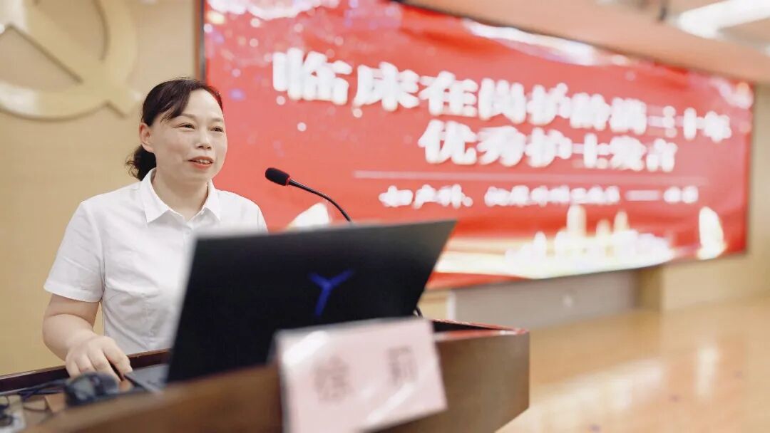 常德市第四人民医院：30年护龄的她"被推搡过，也递过纸巾；戴老花镜，仍弯腰如光”