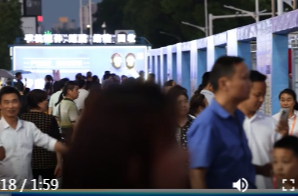 “招聘夜市”点亮高校毕业生就业路