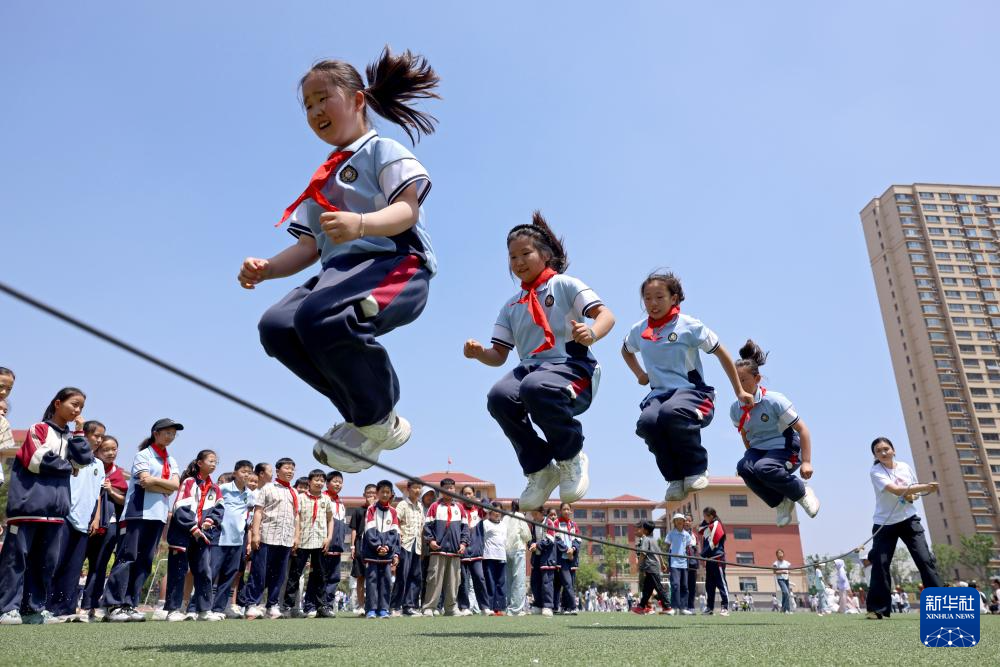 好评中国丨同心同向 育好党和人民的红孩子