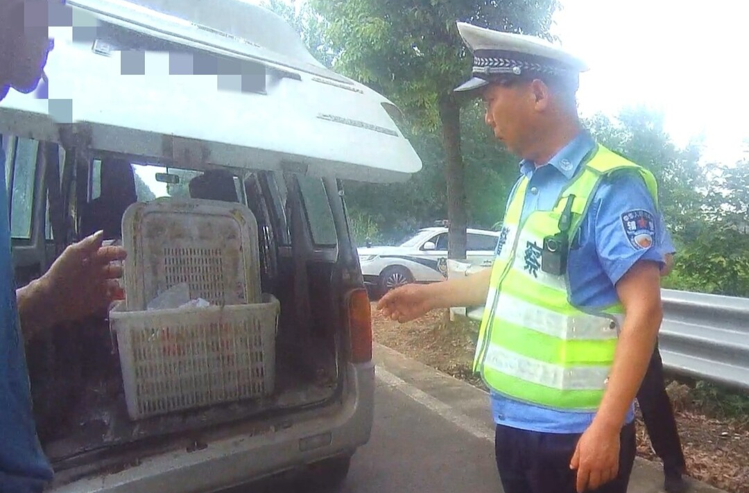面包车非法改装拆座椅，交警严查消隐患