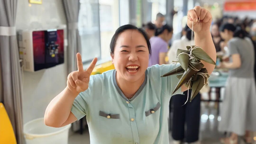 棕香暖医心！常德市第四人民医院端午包粽活动温情上演，医护巧手包出“家味道”