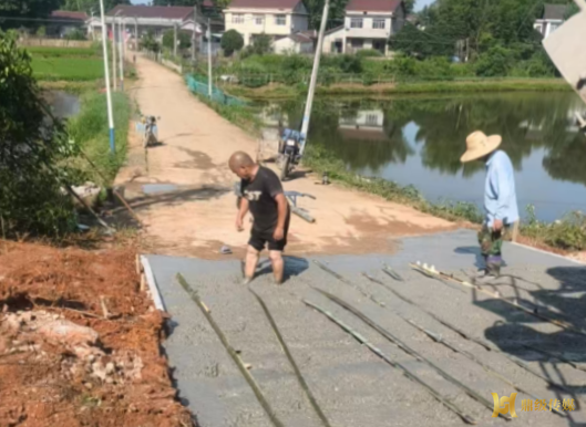 昔日“烦心路” 今朝“暖心路”——尧天坪镇发旺桥村干群合力修缮破损道路纪实
