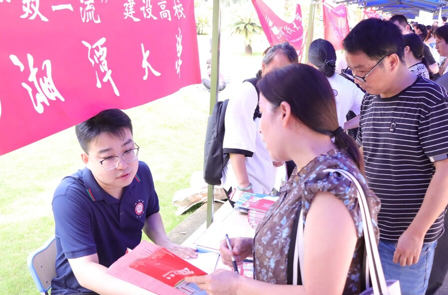 鼎城一中举办2026年高校招生现场咨询会