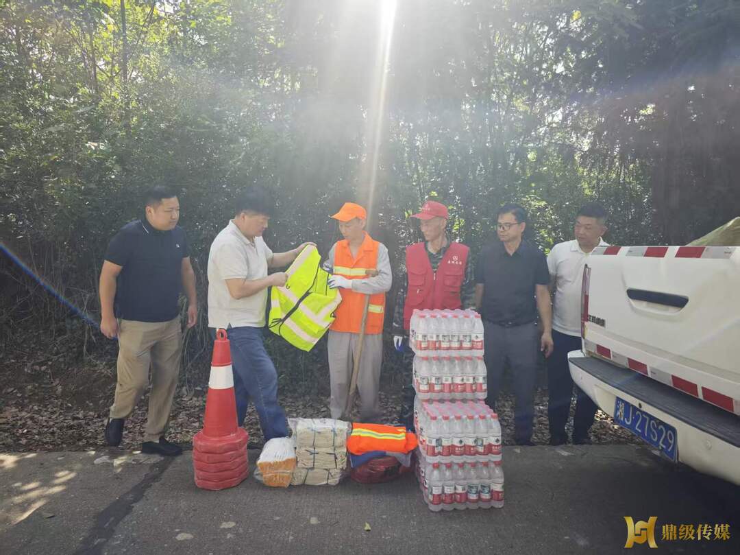 鼎城区交通运输局：炎炎夏日送清凉 心系一线护路网