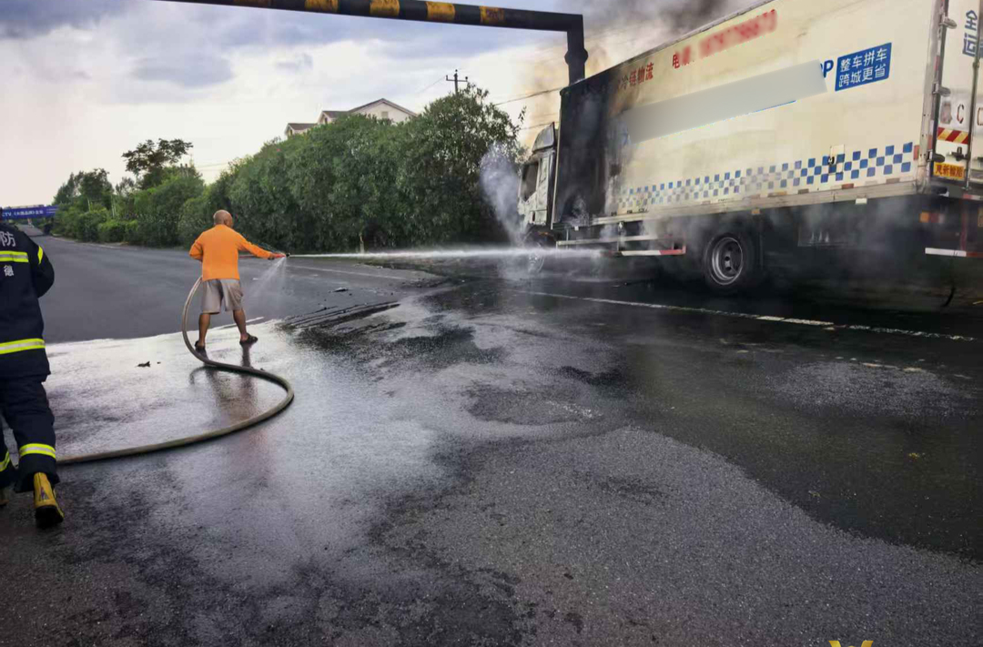 鼎城区公路建设养护中心：快速处置一起货车起火事故