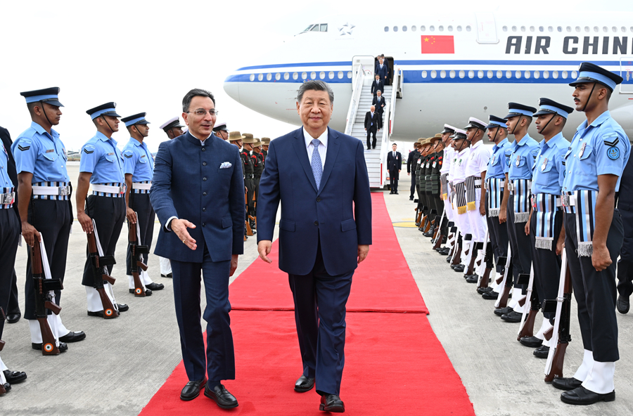 习近平抵达新德里出席金砖国家领导人第十八次会晤