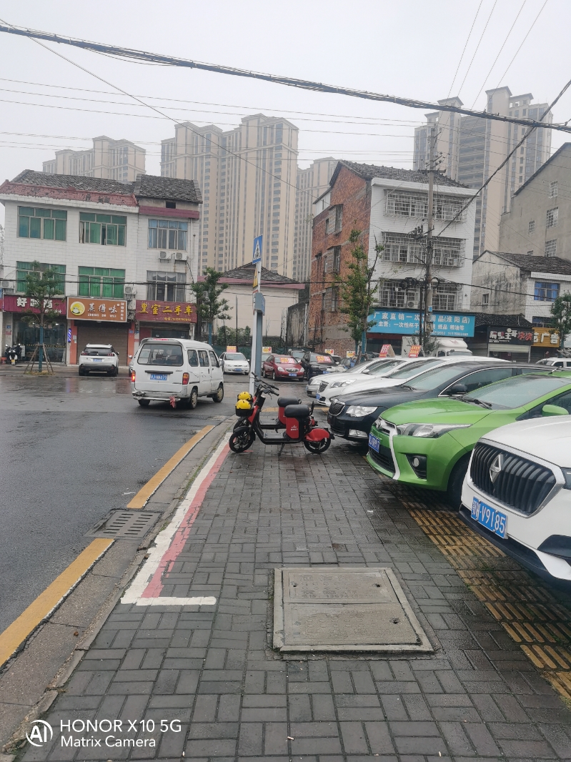 共享单车和小车阻断人行道