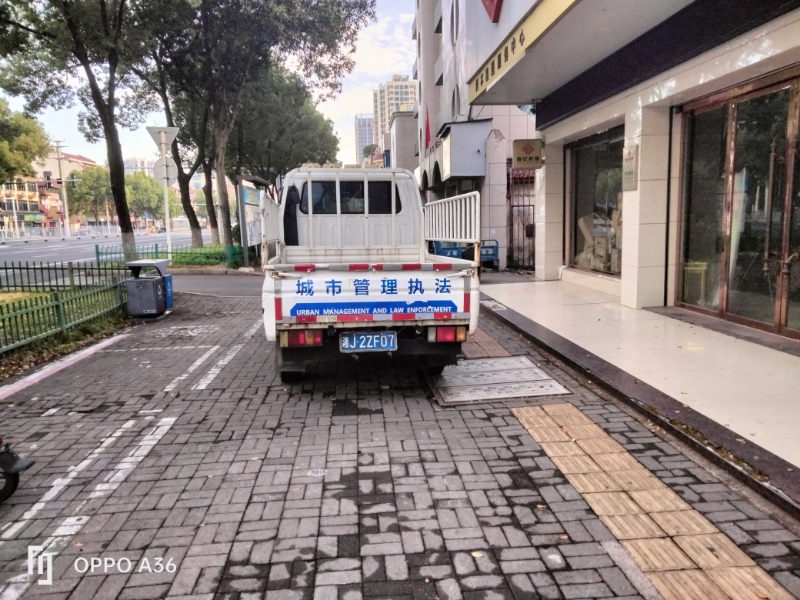 城管执法车乱停