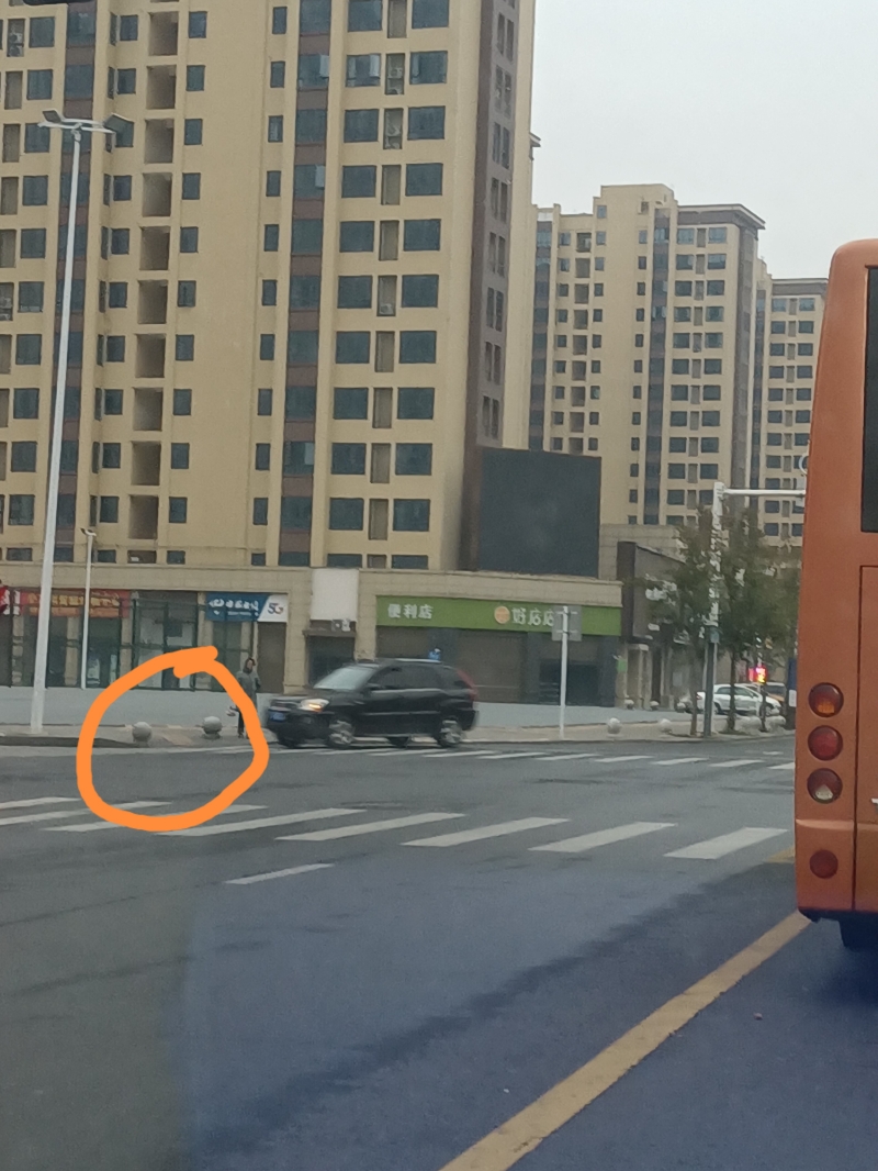接下晚自习的学生无处停车