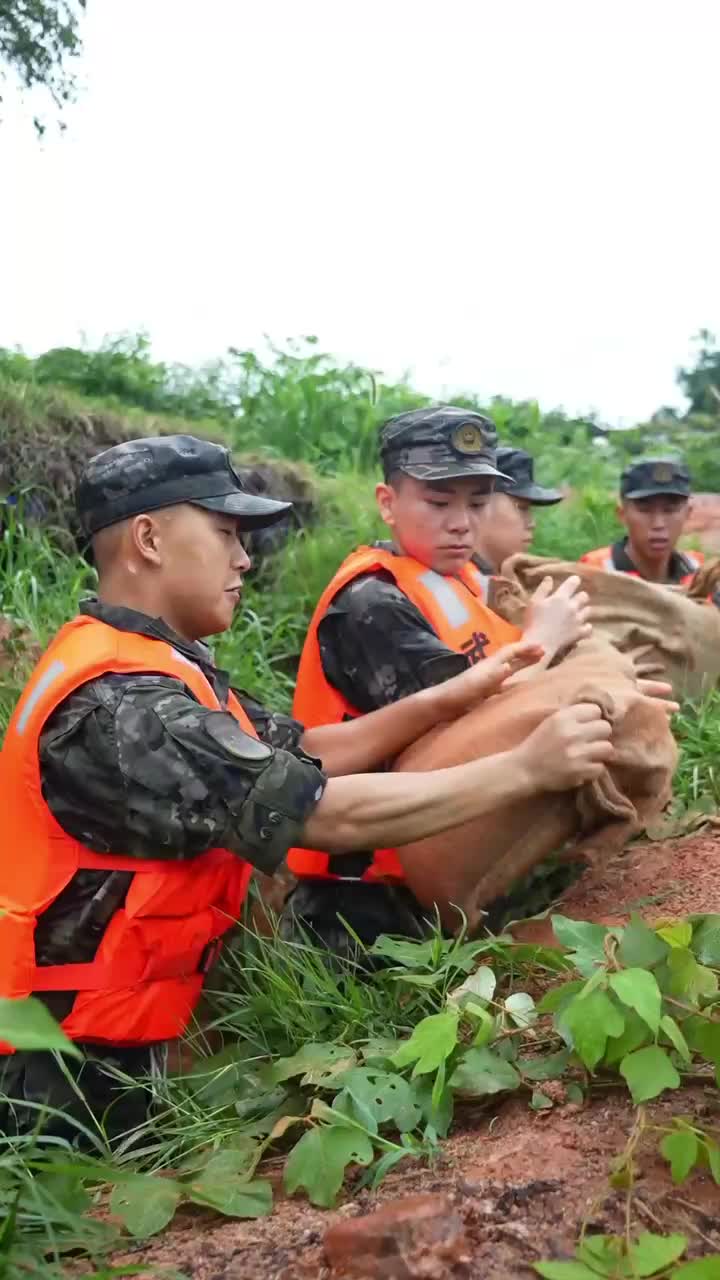武警湖南总队某部 组织抗洪抢险演练