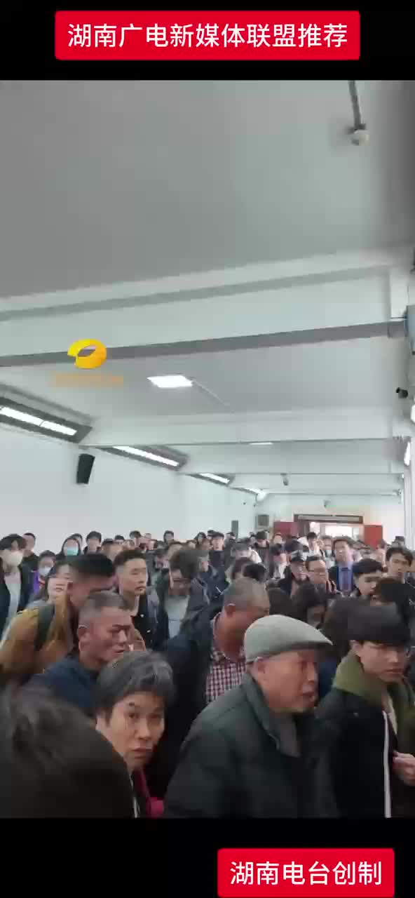 绿皮火车满载归家的思念与团圆的喜悦