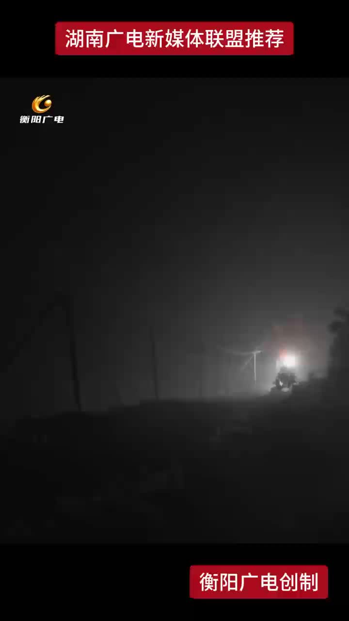 迎冰而上  抗冰雪保供电