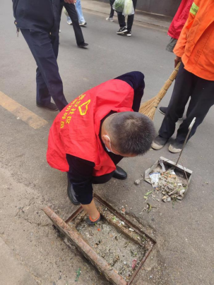 红云街道：党员志愿者化身农贸市场“清道夫”