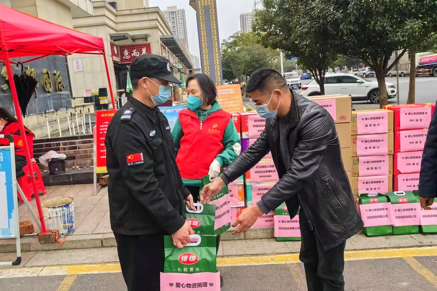 红云街道：桥南副食城经营户自发组织慰问抗疫一线工作人员