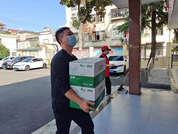 斗姆湖街道：爱心助抗疫 礼轻情意重