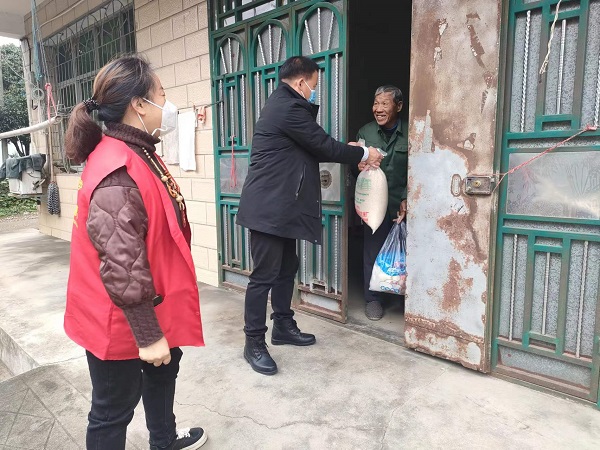 斗姆湖街道：防疫情系困难群众 走访慰问显真情