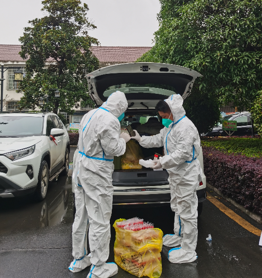 石公桥镇：疫”线速递！永远在路上的核酸样本送检员