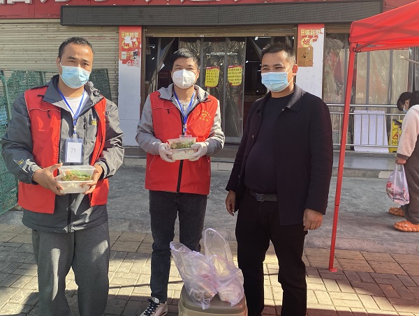 斗姆湖街道：暖胃更暖心，爱心餐馆为抗疫人员送上“爱心餐”