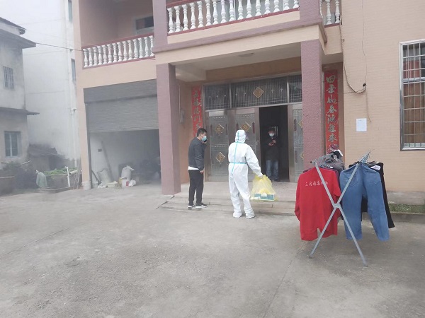 斗姆湖街道：疫线堡垒敢担当 向光前行善作为