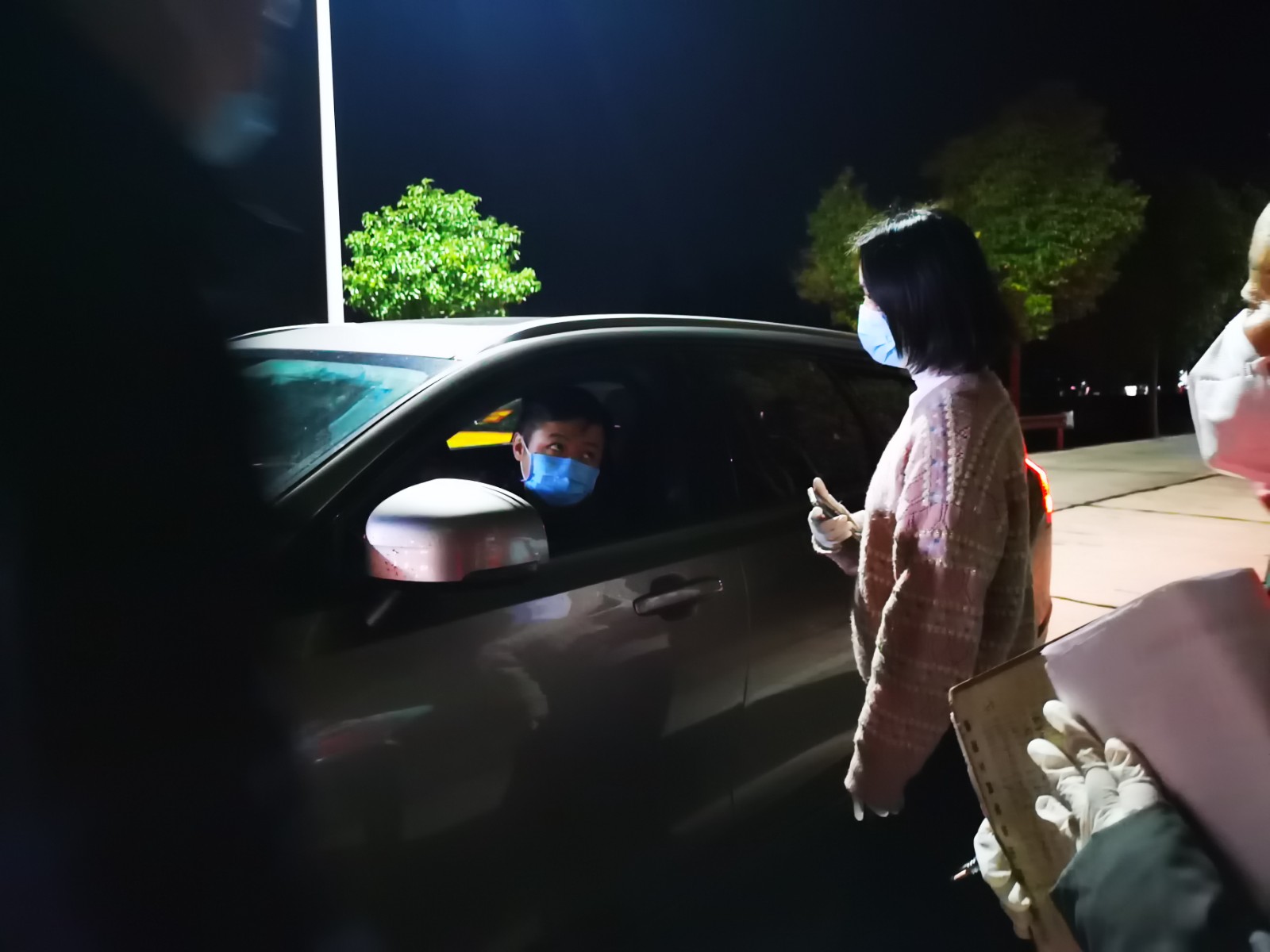 蒿子港镇：“疫”线快递员的暖心瞬间