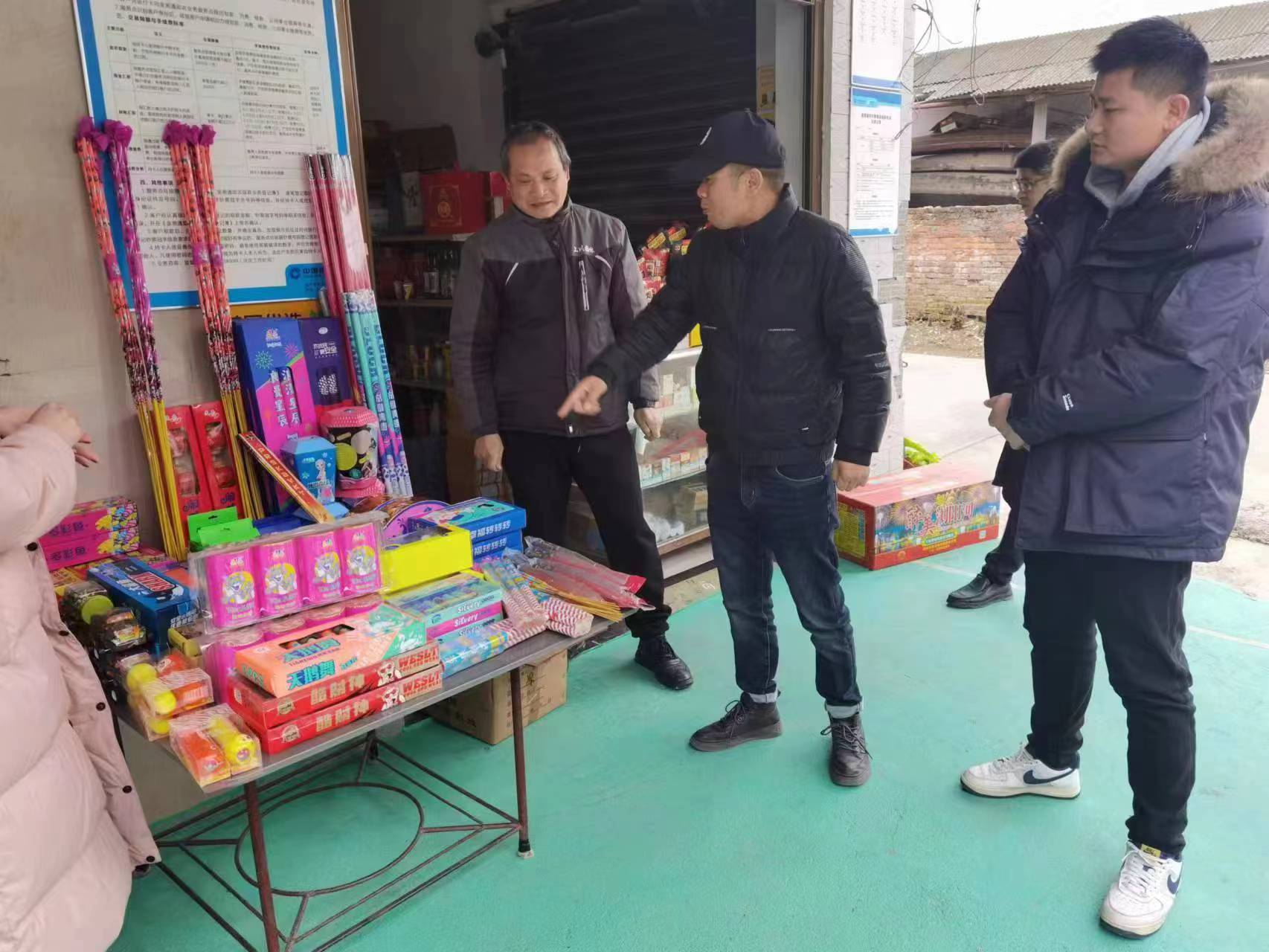 牛鼻滩镇开展春节前烟花爆竹“打非治违”联合行动