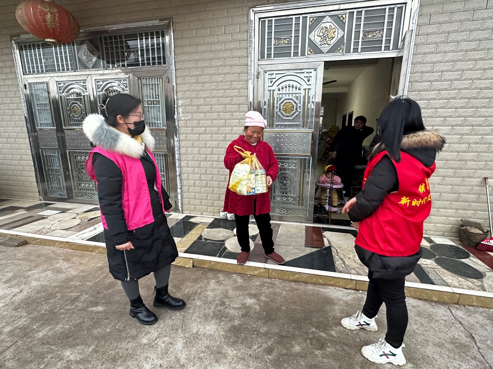 镇德桥镇开展“出手吧姐姐 温暖2022”关爱困境母亲儿童走访慰问活动