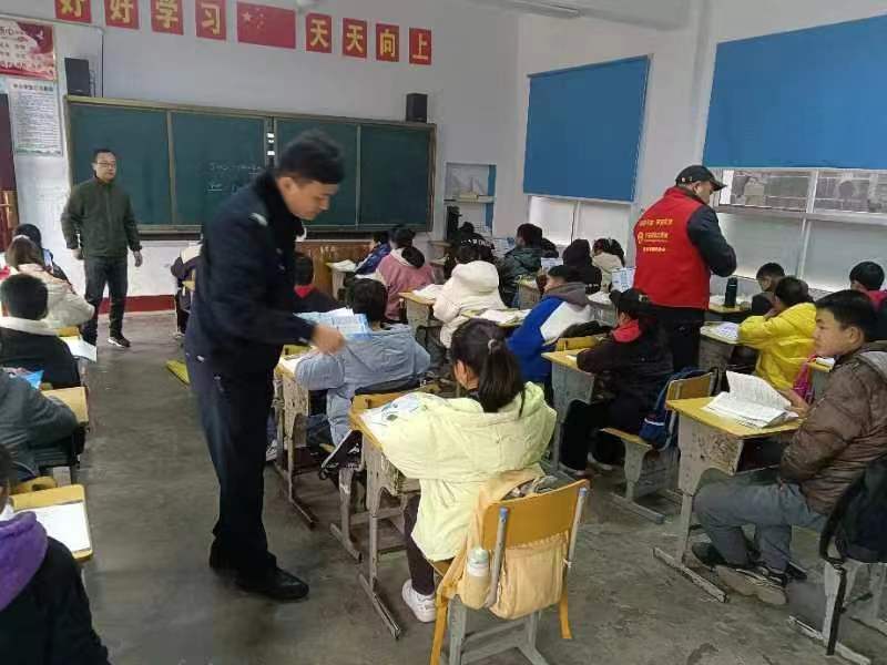 石板滩镇：开展禁毒宣传教育“入学第一课”