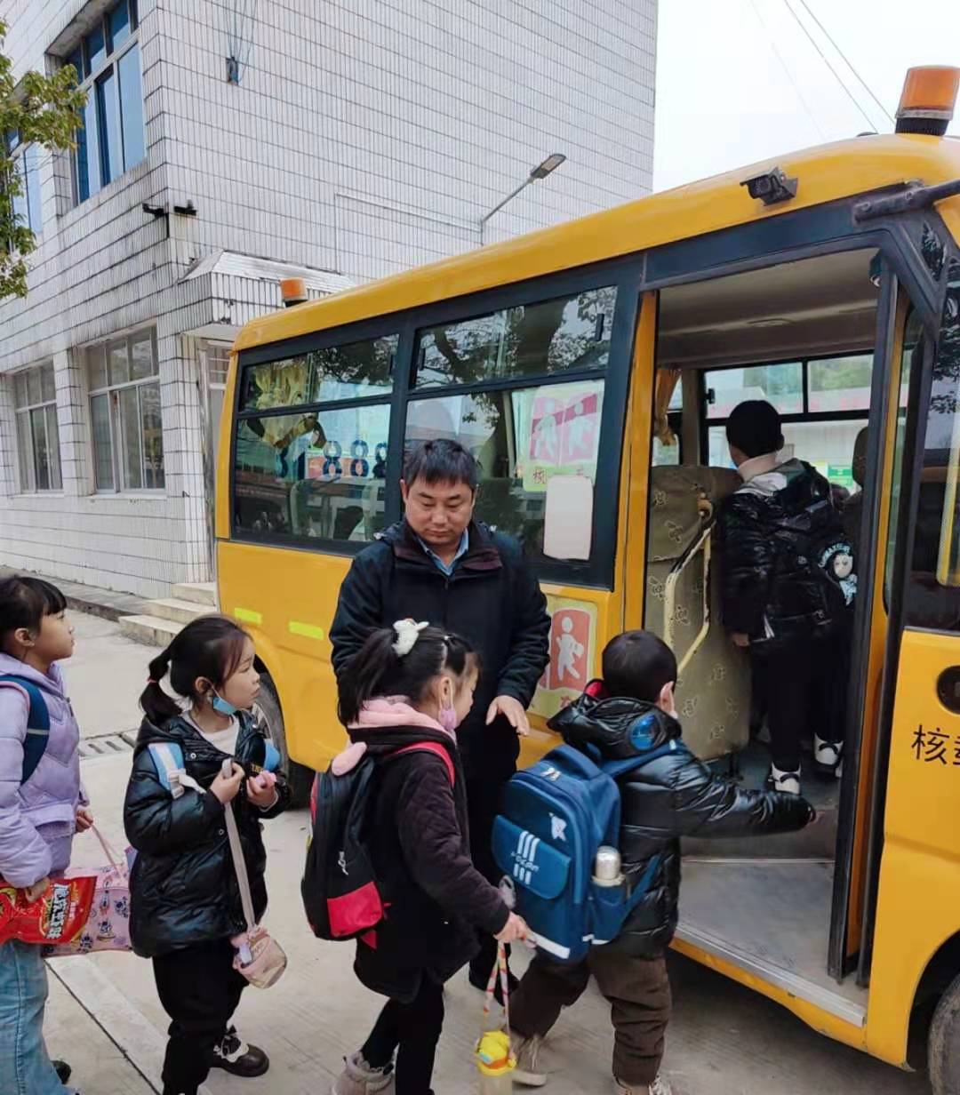 蒿子港镇：系紧校车“安全绳” 守护平安上学路