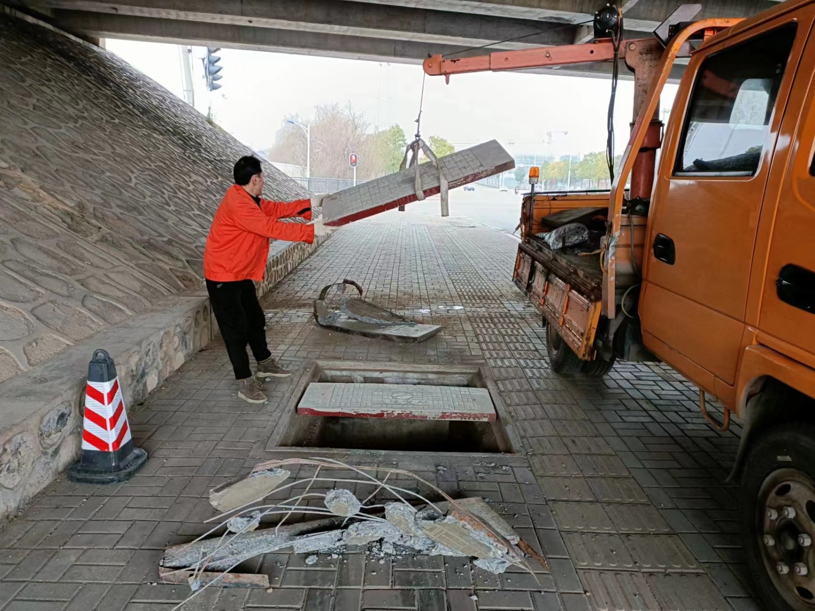 鼎城区公路建设养护中心：整治问题井盖21处 守护群众“脚底下的安全”