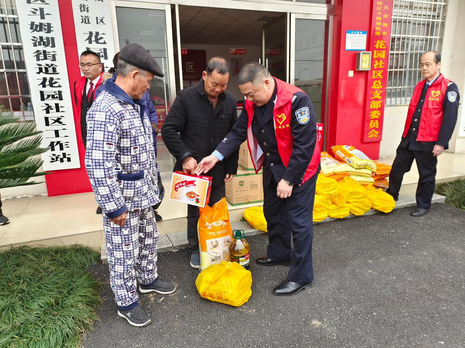 传承雷锋精神 践行为民宗旨——鼎城法院开展学雷锋志愿服务活动