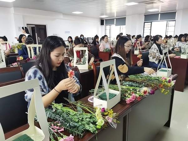 斗姆湖街道：插花品香，喜迎三八妇女节